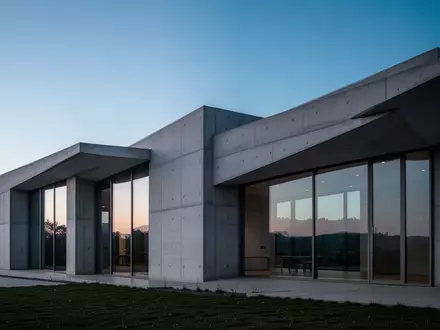 Modernes, funktionales Gebäude mit Glas- und Betonfassade in einer ruhigen Umgebung bei Dämmerung. - Foto: über boerse-global.de