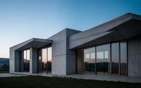 Modernes, funktionales Gebäude mit Glas- und Betonfassade in einer ruhigen Umgebung bei Dämmerung. - Foto: über boerse-global.de