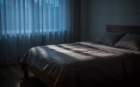 Ein minimalistisch eingerichtetes, ruhig wirkendes Schlafzimmer in den frühen Morgenstunden mit sanftem, natürlichem Licht. - Foto: über boerse-global.de