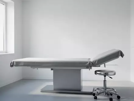 Ein minimalistischer, heller Behandlungsraum in einer medizinischen Einrichtung mit einer leeren Untersuchungsliege. - Foto: über boerse-global.de