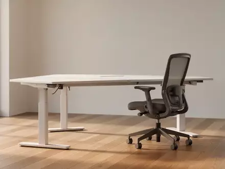 Ein minimalistisch gestalteter, heller und ergonomischer Büroarbeitsplatz mit höhenverstellbarem Tisch in einer modernen Umgebung. - Foto: über boerse-global.de