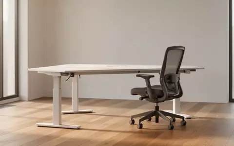 Ein minimalistisch gestalteter, heller und ergonomischer Büroarbeitsplatz mit höhenverstellbarem Tisch in einer modernen Umgebung. - Foto: über boerse-global.de