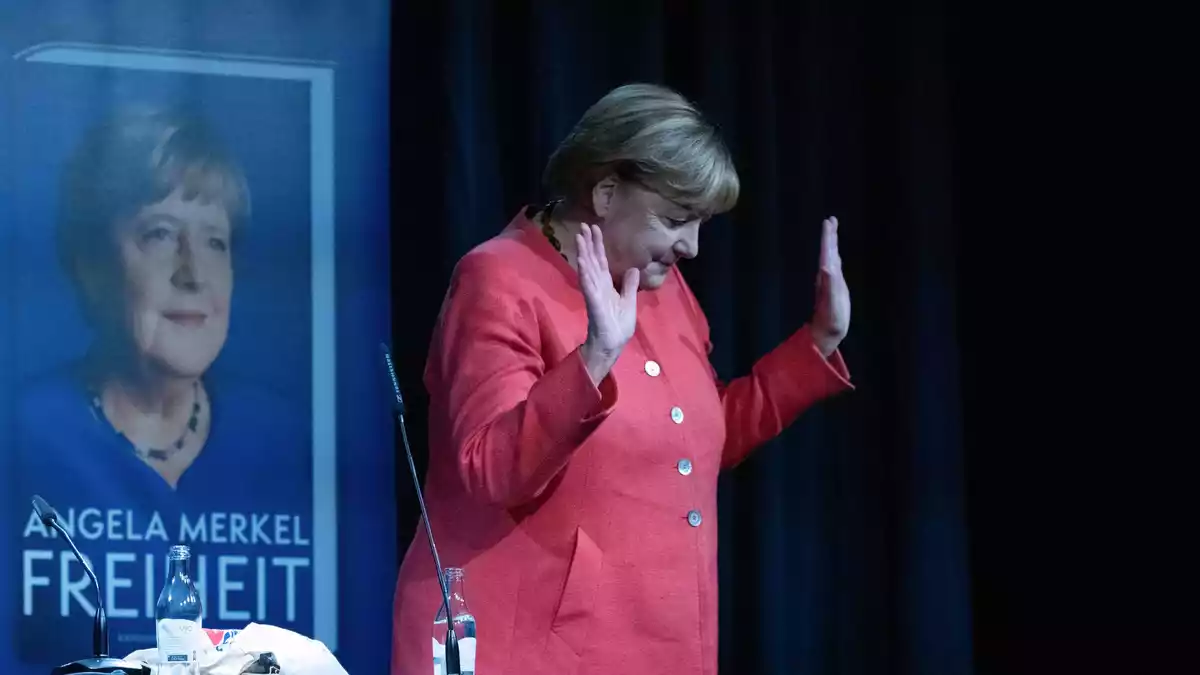 Bei ihrer Lesung in Peenemünde erhielt Angela Merkel viel freundlichen Applaus von den 1.200 Menschen im Publikum. (Archivbild) - Bild: Stefan Sauer/dpa