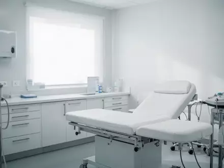 Ein heller, steriler Untersuchungsraum in einer neurologischen Fachklinik mit sanftem Tageslicht. - Foto: über boerse-global.de