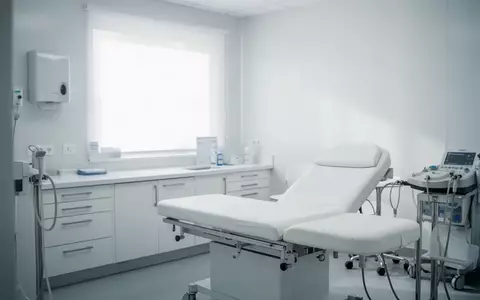 Ein heller, steriler Untersuchungsraum in einer neurologischen Fachklinik mit sanftem Tageslicht. - Foto: über boerse-global.de