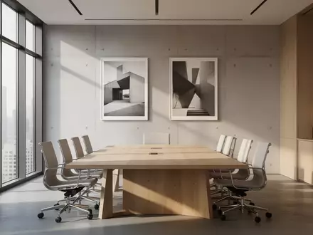 Ein minimalistisch gestalteter, moderner Konferenzraum mit hellem Holztisch und natürlichem Lichteinfall. - Foto: über boerse-global.de