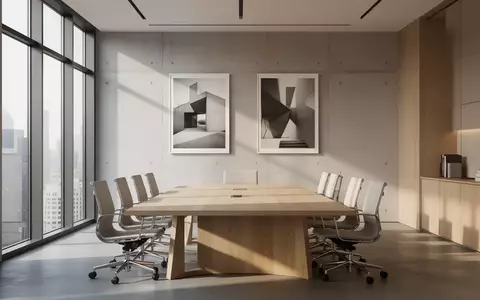 Ein minimalistisch gestalteter, moderner Konferenzraum mit hellem Holztisch und natürlichem Lichteinfall. - Foto: über boerse-global.de