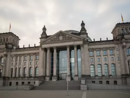 Das Reichstagsgebäude in Berlin bei bewölktem Himmel. - Foto: über boerse-global.de