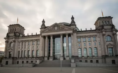 Das Reichstagsgebäude in Berlin bei bewölktem Himmel. - Foto: über boerse-global.de