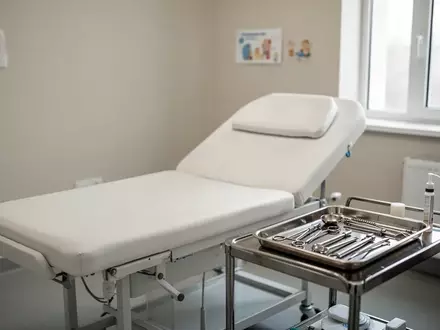 Ein steriler, minimalistischer Untersuchungsraum in einer Kinderklinik mit einer medizinischen Untersuchungsliege. - Foto: über boerse-global.de