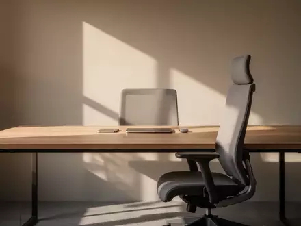 Ein minimalistischer, moderner Arbeitsplatz mit einem leeren Schreibtisch und sanftem Tageslicht. - Foto: über boerse-global.de