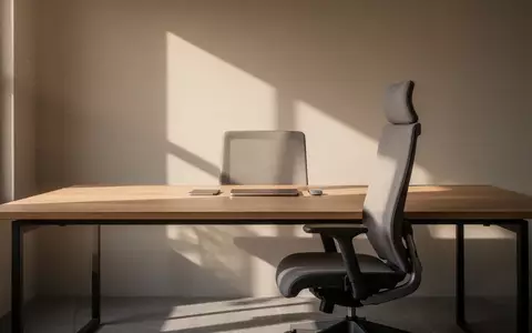 Ein minimalistischer, moderner Arbeitsplatz mit einem leeren Schreibtisch und sanftem Tageslicht. - Foto: über boerse-global.de