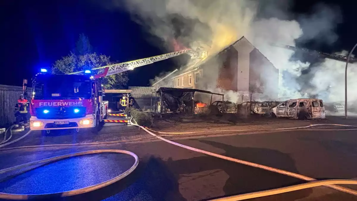 FW-ROW: Großbrand in Zeven: Über 200 Kräfte im Einsatz - Bild: presseportal.de