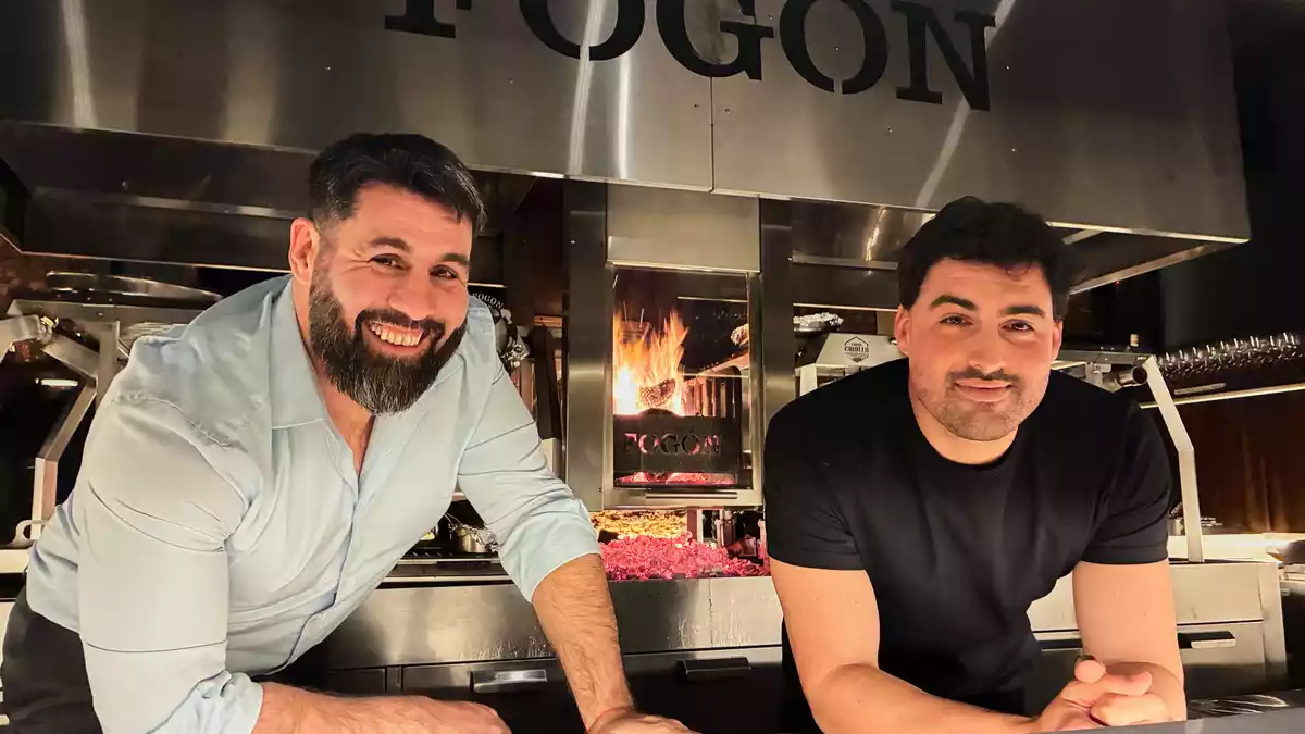 Das Restaurant Fogón Asado von Sebastián Cardamoni (l) und Alex Pels ist laut der Reise-App Tripadvisor das beste Restaurant der Welt.  - Bild: Marcus Christoph/dpa