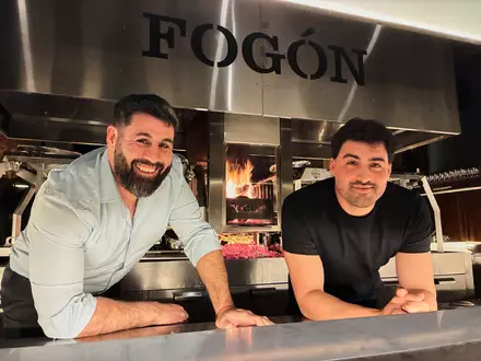 Das Restaurant Fogón Asado von Sebastián Cardamoni (l) und Alex Pels ist laut der Reise-App Tripadvisor das beste Restaurant der Welt.  - Foto: Marcus Christoph/dpa