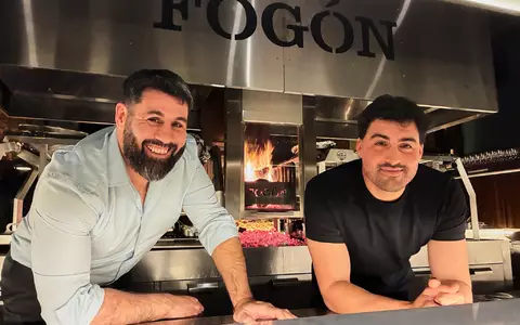 Das Restaurant Fogón Asado von Sebastián Cardamoni (l) und Alex Pels ist laut der Reise-App Tripadvisor das beste Restaurant der Welt.  - Foto: Marcus Christoph/dpa
