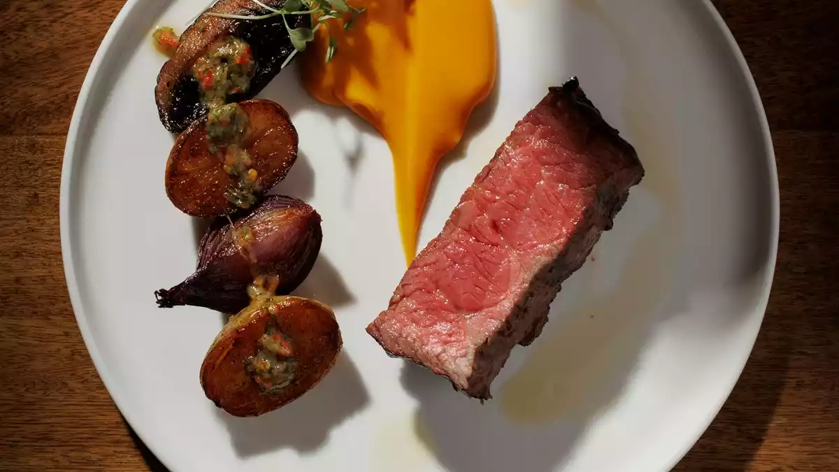 Dies ist die Spezialität des Restaurants. - Bild: Fogon Asado/dpa