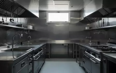 Leere Industrieküche aus Edelstahl in einem Gastronomiebetrieb. - Foto: über boerse-global.de