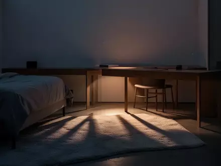 Ein minimalistisch eingerichtetes Jugendzimmer in der DĂ€mmerung mit weichem Licht und Schattenwurf. - Foto: ĂŒber boerse-global.de