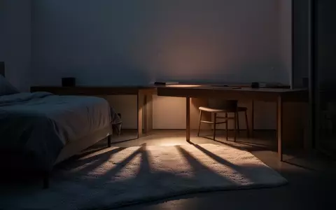 Ein minimalistisch eingerichtetes Jugendzimmer in der Dämmerung mit weichem Licht und Schattenwurf. - Foto: über boerse-global.de