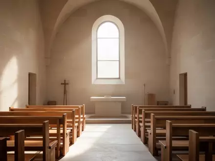 Ein heller, minimalistischer Kapellenraum mit sanftem Tageslicht, das durch ein hohes Fenster fällt und eine ruhige, kontemplative Atmosphäre schafft. - Foto: über boerse-global.de