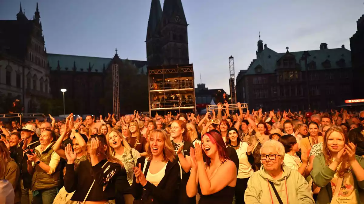 Die Stimmung in Bremen war ausgelassen und friedlich.  - Bild: Sina Schuldt/dpa