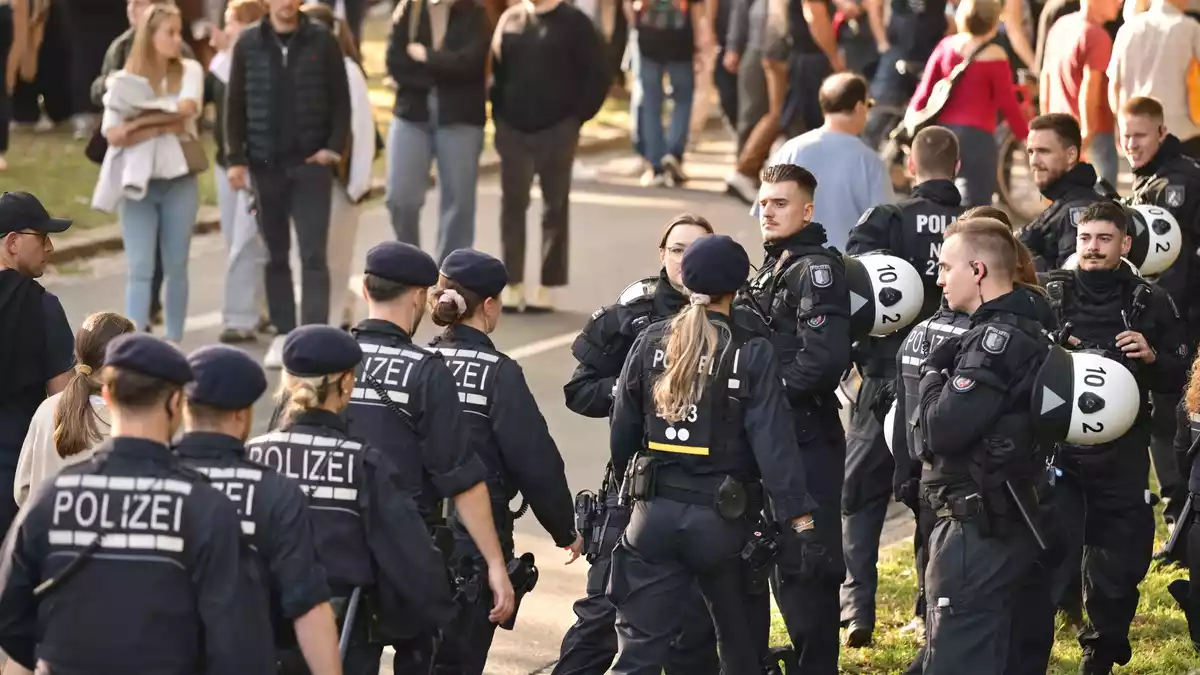 Zahlreiche Einsatzkräfte der Polizei sind in Bremen unterwegs.  - Bild: Sina Schuldt/dpa