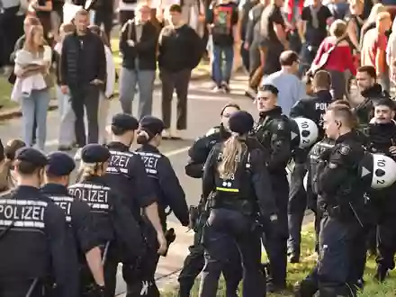 Zahlreiche Einsatzkräfte der Polizei sind in Bremen unterwegs.  - Foto: Sina Schuldt/dpa