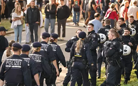 Zahlreiche Einsatzkräfte der Polizei sind in Bremen unterwegs.  - Foto: Sina Schuldt/dpa