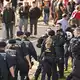Zahlreiche Einsatzkräfte der Polizei sind in Bremen unterwegs.  - Bild: Sina Schuldt/dpa