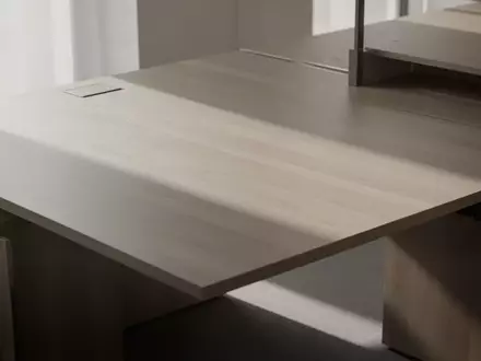 Ein aufgeräumter, leerer Schreibtisch in einem hellen, minimalistischen Büro bei natürlichem Tageslicht. - Foto: über boerse-global.de