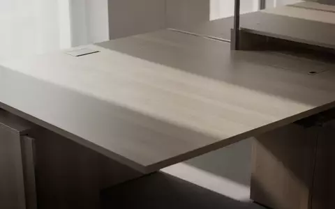 Ein aufgeräumter, leerer Schreibtisch in einem hellen, minimalistischen Büro bei natürlichem Tageslicht. - Foto: über boerse-global.de