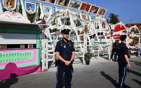 Die Polizei sperrte die Schiffsschaukel ab.  - Foto: Felix Hörhager/dpa