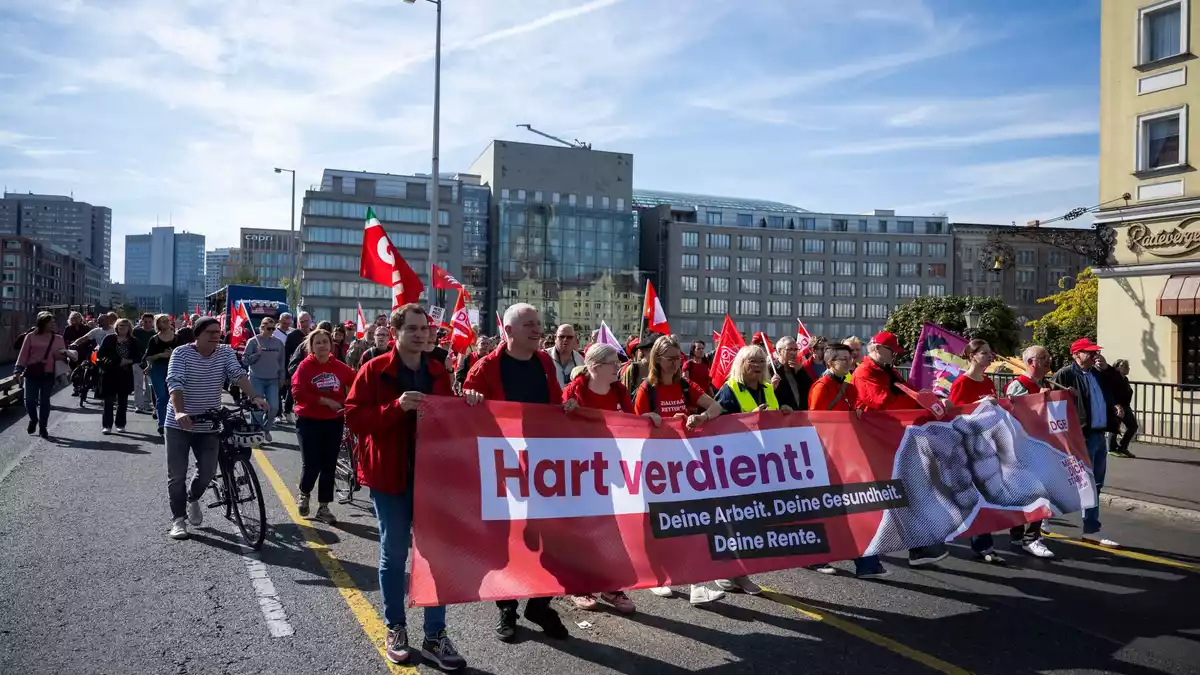 Im September demonstrierten Zehntausende auf DGB-Demos gegen Sozialabbau, nun warnen DGB und andere Verbände vor konkreten Kürzungsplänen. (Archivbild) - Bild: Christophe Gateau/dpa