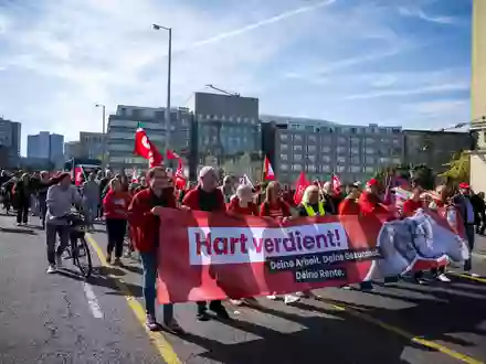 Im September demonstrierten Zehntausende auf DGB-Demos gegen Sozialabbau, nun warnen DGB und andere Verbände vor konkreten Kürzungsplänen. (Archivbild) - Foto: Christophe Gateau/dpa