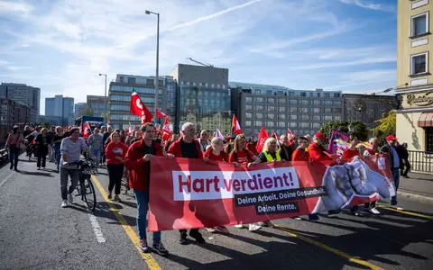 Im September demonstrierten Zehntausende auf DGB-Demos gegen Sozialabbau, nun warnen DGB und andere Verbände vor konkreten Kürzungsplänen. (Archivbild) - Foto: Christophe Gateau/dpa