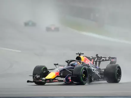 Der erste Sieg für Verstappen in diesem Jahr.  - Foto: Aijaz Rahi/AP/dpa