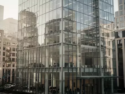 Moderne Glasfassade eines Bürogebäudes im Finanzviertel bei Tageslicht. - Foto: über boerse-global.de