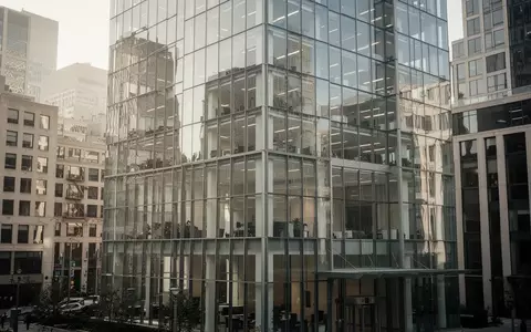 Moderne Glasfassade eines Bürogebäudes im Finanzviertel bei Tageslicht. - Foto: über boerse-global.de