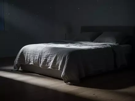 Ein unaufgeräumtes, aber ruhiges Schlafzimmer im Halbdunkel mit weichen Textilien und sanftem Mondlicht. - Foto: über boerse-global.de