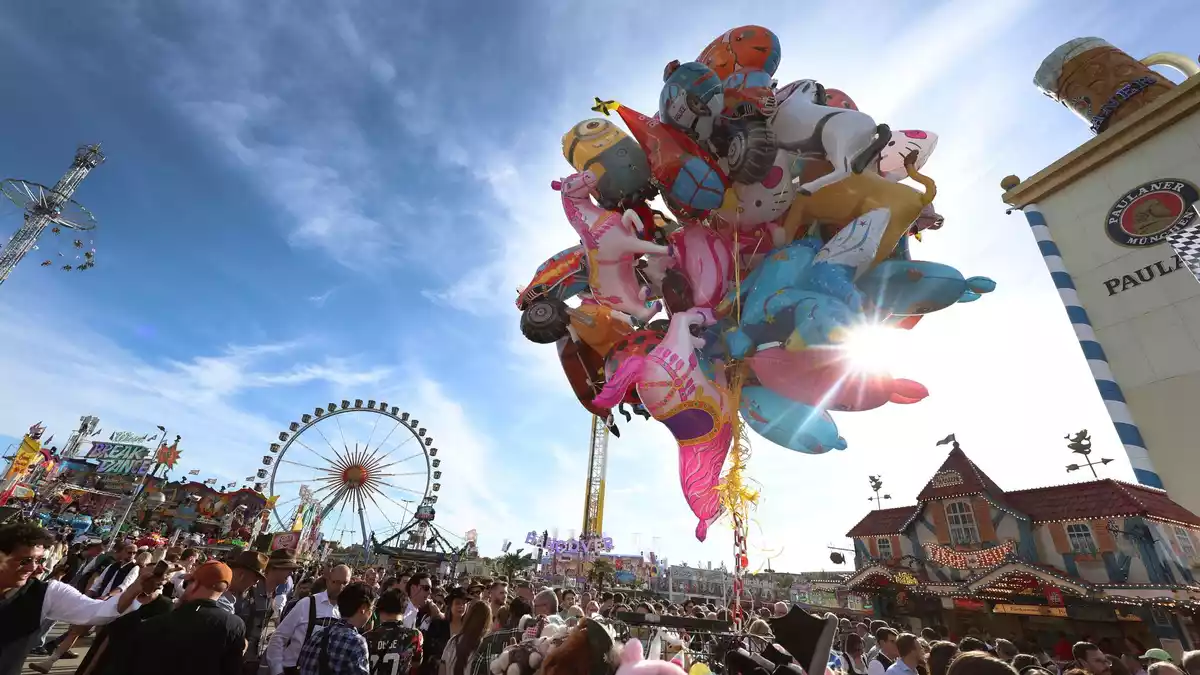 Perfektes Wiesn-Wetter dürfte zu den Besucherzahlen beigetragen haben.  - Bild: Karl-Josef Hildenbrand/dpa