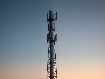 Ein minimalistischer Mobilfunkmast vor einem klaren Abendhimmel. - Foto: über boerse-global.de