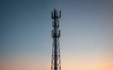 Ein minimalistischer Mobilfunkmast vor einem klaren Abendhimmel. - Foto: über boerse-global.de
