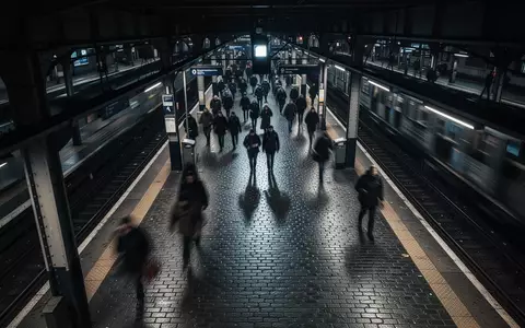 Ein belebter, nächtlicher Bahnsteig in einem Bahnhof mit unscharfen Silhouetten von Passanten in einer städtischen Umgebung. - Foto: über boerse-global.de