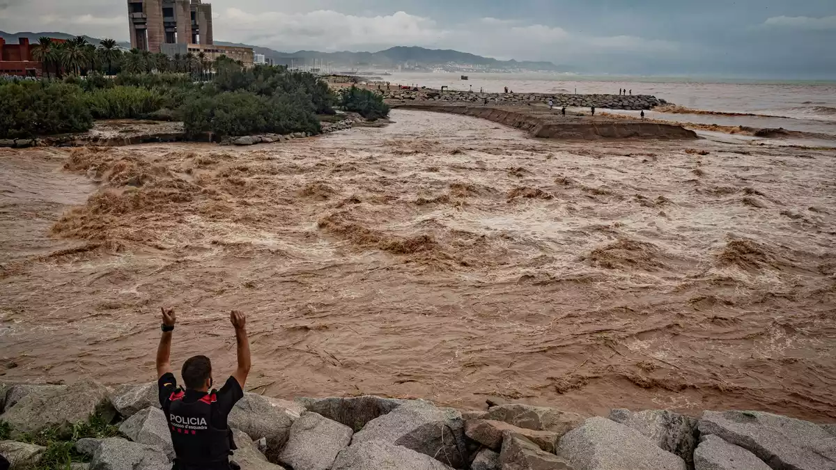 Wassermassen ergießen sich an der Mündung des normalerweise ruhigen Flusses Besòs nördlich von Barcelona ins Mittelmeerr. - Bild: Jordi Boixareu/ZUMA Press Wire/dpa