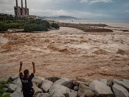 Wassermassen ergießen sich an der Mündung des normalerweise ruhigen Flusses Besòs nördlich von Barcelona ins Mittelmeerr. - Foto: Jordi Boixareu/ZUMA Press Wire/dpa
