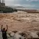Wassermassen ergießen sich an der Mündung des normalerweise ruhigen Flusses Besòs nördlich von Barcelona ins Mittelmeerr. - Bild: Jordi Boixareu/ZUMA Press Wire/dpa