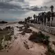 Der Mündungsbereich des Flusses Besòs nördlich von Barcelona, an dessen Ufer ein Kraftwerk zu sehen ist.  - Bild: Jordi Boixareu/ZUMA Press Wire/dpa