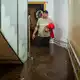 Ein Mann steht im Treppenhaus eines Gebäudes in der an Barcelona grenzenden Stadt L'Hospitalet de Llobregat in mehr als knietiefem Wasser.  - Bild: Lorena Sopêna/EUROPA PRESS/dpa