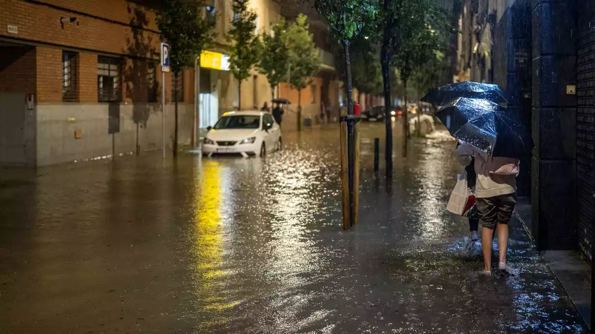 Zahlreiche Straßen im Großraum von Barcelona wie hier in Bellvitge standen unter Wasser.  - Bild: Lorena Sopêna/EUROPA PRESS/dpa